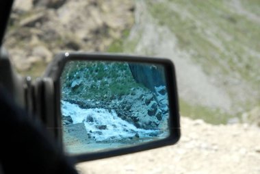 Aynadaki şelalenin yansıması 