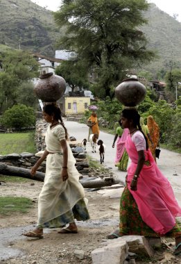 Kafasında içme suyu taşıyan kadınlar, Dilwara, Rajasthan, Hindistan 