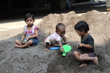 İnşaat Alanı, Pune, Maharashtra, Hindistan ve Asya 'da Kum Oynayan Çocuklar 