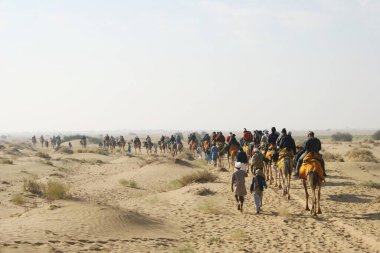 Sam Thar çölündeki safari kum tepelerinde deve sürüşü, Jaisalmer, Rajasthan, Hindistan