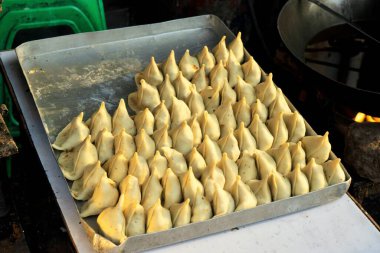 Samosa kızarmadan önce, Haldwani, Nainital, Kumaon, Uttarakhand, Hindistan, Asya 