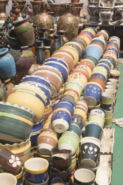 Satmak için seramik eşyalar, Thane, Maharashtra, Hindistan, Asya