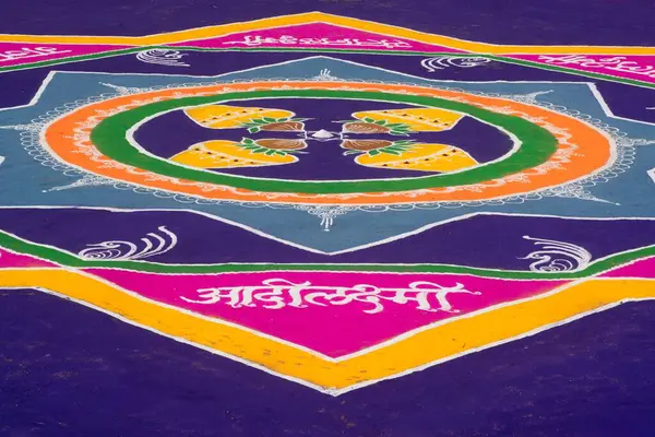 Gudi Padva Festivali için büyük Rangoli, Thane Maharashtra, Hindistan, Asya