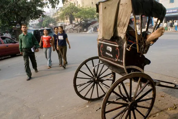 El Rickshaw Puller içeride uyuyor, Kolkata, Batı Bengal, Hindistan 