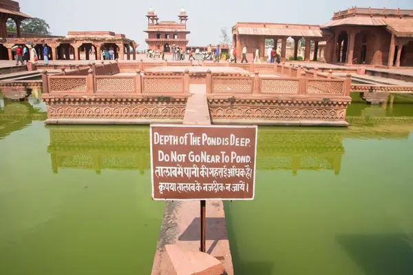 Mughal Mimarisi Deewan Khana Khwabgah, Fatehpur Sikiri, Uttar Pradesh, Hindistan 'ın kırmızı taş oymalı sütunları 