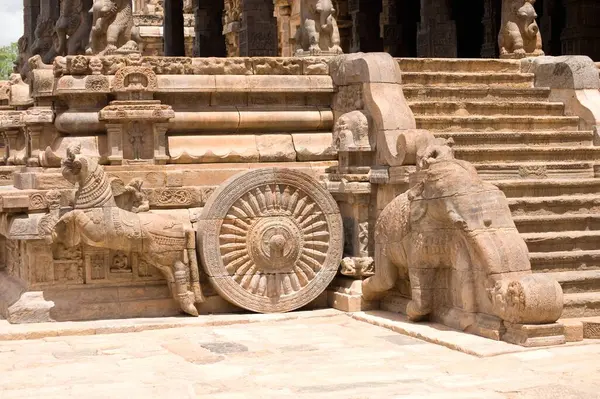 stock image Elephant horse and wheel pulling chariot of airavatheeswara temple at Darasuram Dharasuram in Tamil Nadu, India 