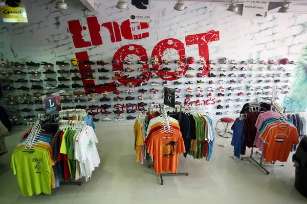 Andheri; Bombay Mumbai; Maharashtra; Hindistan 'daki Yağmacılık mağazasında sergilenen ayakkabı ve tişörtler