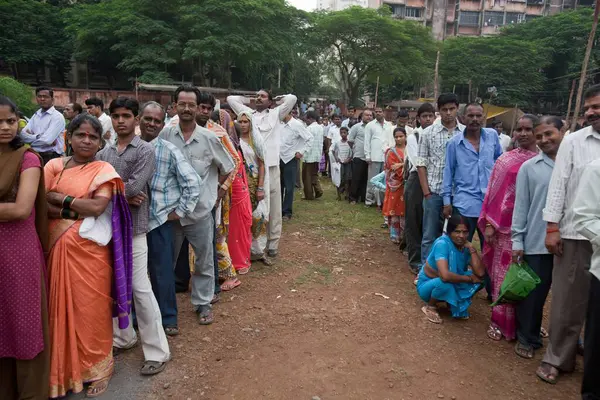 Voters Queue Polling Station Mumbai Maharashtra India Asia Oct 2009 — Stock Photo, Image