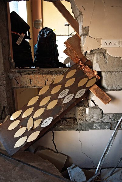 Расколотые стены еврейского общинного центра "Нариман Хаус" деканом-моджахедами террористического акта в Бомбее, Махараштра, Индия 13 февраля 2009 