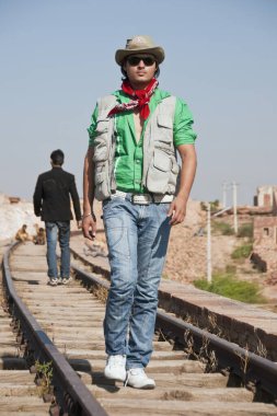 Hindistan 'daki Jodhpur Rajasthan pistinde çanta taşıyan ve yürüyen bir model.  