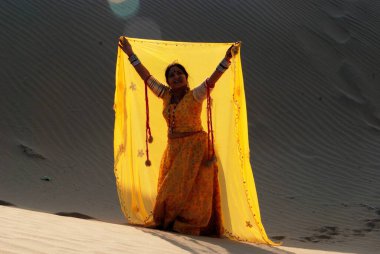 Rajasthani kostümlü kadın Jaisalmer Rajasthan Hindistan Asya 