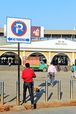 Mira Yolu Tren İstasyonu girişi, Mumbai, Maharashtra, Hindistan, Asya  