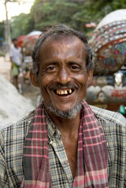 Rickshaw Çekici Kameraya Bakıyor; Dhaka; Bangladeş