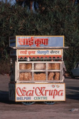 Boisar sahilindeki Bhel puri tezgahı, Maharashtra, Hindistan