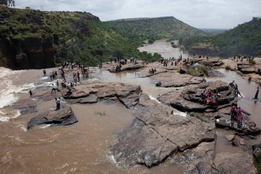 Gokak, Karnataka, Hindistan ve Asya 'da şelaleyi seven turistler