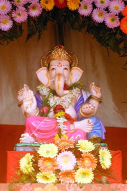 Ganesh filinin zengin bir şekilde süslenmiş putu Tanrı 'ya yöneldi; 2008 yılında Pune' de Ganapati festivali; Maharashtra; Hindistan
