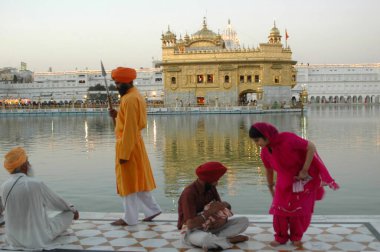 Baisakhi, Altın Tapınak, Amritsar, Punjab, Hindistan 'da kutlama yapıyor. 