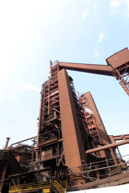 Çelik fabrikası sütunları ve konveyörleri gösterir; Essar çeliği; Hajira tesisi; Surat; Gujarat; Hindistan