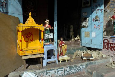 Ujjain şehrinde ahşap heykel dükkanı, Madhya Pradesh, Hindistan 