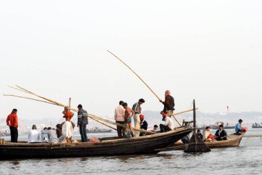 Allahabad, Uttar Pradesh, Hindistan 'daki dünyanın en büyük dini festivallerinden biri olan Ardh Kumbh Mela sırasında Ganj kıyılarında tekne veya feribot bulunuyordu. 