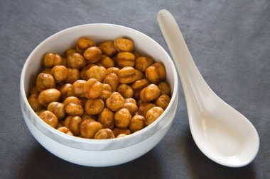 Hint kahvaltısı kızartılmış nohut chana masala siyah arka planda kaşıkla servis edilir 12 Mayıs 2010