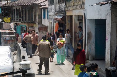 Himalaya 'da küçük bir kasabada Chakarata pazarı; Uttaranchal; Hindistan