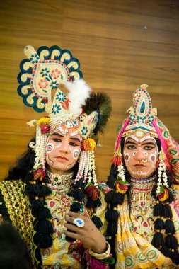 Çiftler Radha Krishna, Mathura, uttar pradesh, Hindistan, Asya gibi giyinirler. 