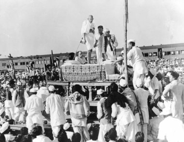 Mahatma Gandhi, 1946 'da Hindistan' ın Tamil Nadu kentindeki kitle toplantısında. 