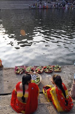 Banganga 'daki Ghat of Banganga Pooja Festivali' nde oturan iki kadın Banganga Walkeshwar, Bombay Mumbai, Maharashtra, Hindistan 