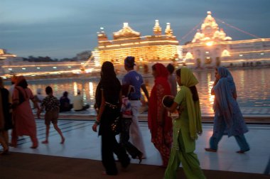 Seyyahlar darbar sahib 'e yürüyorlar altın tapınak, Amritsar, Punjab, Hindistan 