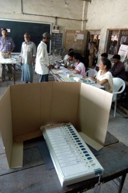 Elektronik oylama makinesi 2004 yılında kullanılıyor, Hindistan Loksabha seçimleri Shivaji Nagar, Govandi, Mumbai Bombay, Maharashtra, Hindistan 'da oy kullanma kabininde 