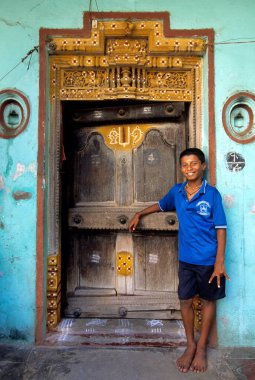 Çocuk Madras Chennai 'deki eski evde, Tamil Nadu, Hindistan  