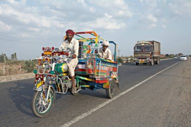 Chakda Saurashtra 'da yolcu taşıyan adam Hindistan' da Rajkot Gujarat 