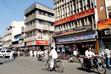 Bisikletler yeni yol Ujjain şehrinden alışveriş yapıyor, Madhya Pradesh, Hindistan 