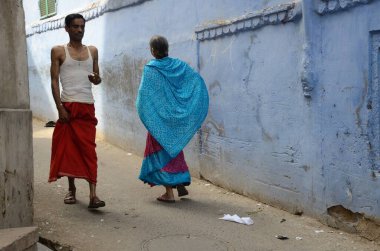 Erkek ve kadın şeritte yürüyor, Jodhpur, Rajasthan, Hindistan, Asya 