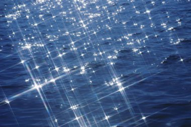 Güneş ışığında parlayan dalgalı okyanus 