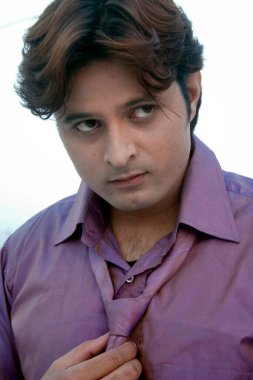 Mor gömlekli genç Hintli adamın portresi.