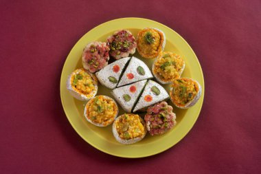 Hint tatlıları tabakta, Diwali Festivali, Mumbai, Maharashtra, Hindistan, Asya