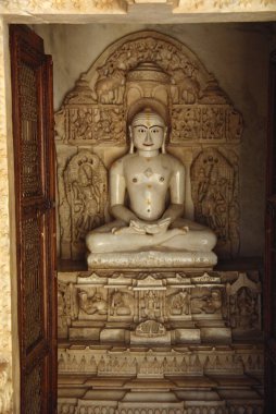 Tanrı Mahavir Dilwara tapınağında, Abu Dağı, Rajasthan, Hindistan 