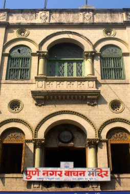 7 Şubat 1848 'de zengin dekore edilmiş balkon ve şehir kütüphanesinin pencereleri; Pune; Maharashtra; Hindistan