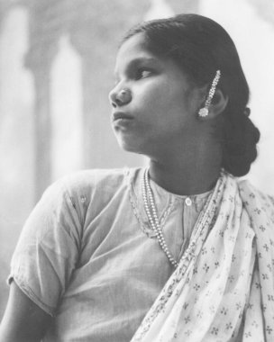 Eski moda açık hava portresi, 1900 'lerin başında siyah beyaz, gümüş renkli, renkli Hint kadın.