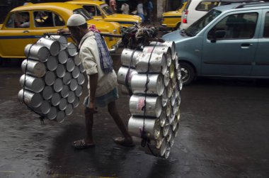 Kolkata Batı Bengal Hindistan Asya 'da boş teneke kutular taşıyan adam.  