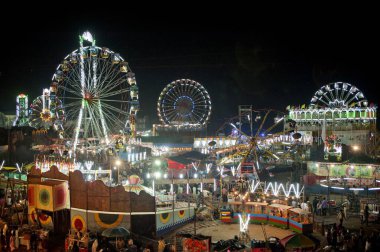 Festival fuarı ve Mahim Sahili, Bombay, Mumbai, Maharashtra, Hindistan 'daki dev tekerleklerin manzarası.