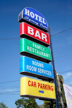 Otel barı için tabelalar, aile restoranı servis arabası reklamı Küçük kasaba, market yolu K.K. Vandi Periyar Yolu, Idukki Bölgesi, Kerala, Hindistan 