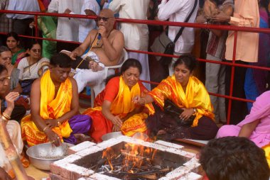 Homa, çiftler Dagdu Seth Halwai Ganapati, Ganapati festivali, Pune, Maharashtra, Hindistan 'da Ganesh' e tapındıkları için kutsal ateşi yaktılar. 