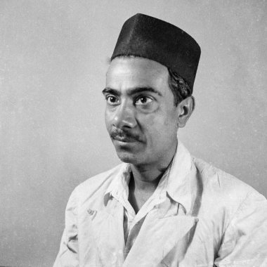 1900 'lerin klasik siyah beyaz stüdyo portresi siyah topi şapkalı Hintli adam 1940' ların Hindistan 'ı. 