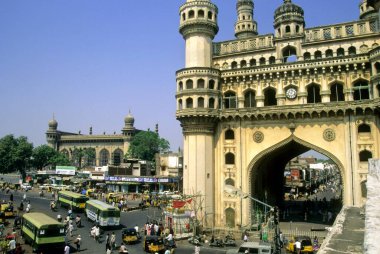 Jama Mescidi ve Charminar yakınlarındaki trafik; hyderabad; andhra pradesh; Hindistan;