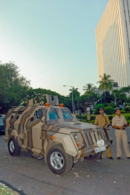 Bombay, Mumbai, Maharashtra, Hindistan nariman noktasında kurşun geçirmez vechicle polisi var.   