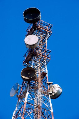 Mikrodalga telekomünikasyon kulesi, sinhgarh kalesi, pune, Maharashtra, Hindistan 