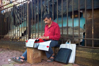Daktiloyla daktilo yazan daktilo şehir mahkemesi dışında, Mumbai Bombay, Maharashtra, Hindistan  